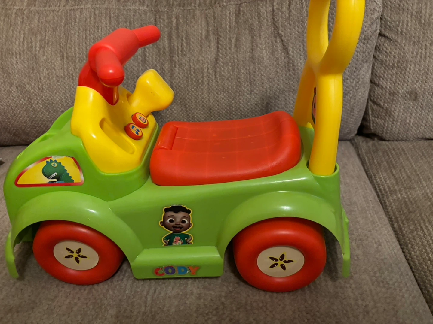 CoComelon Ride-On Car - photo 2