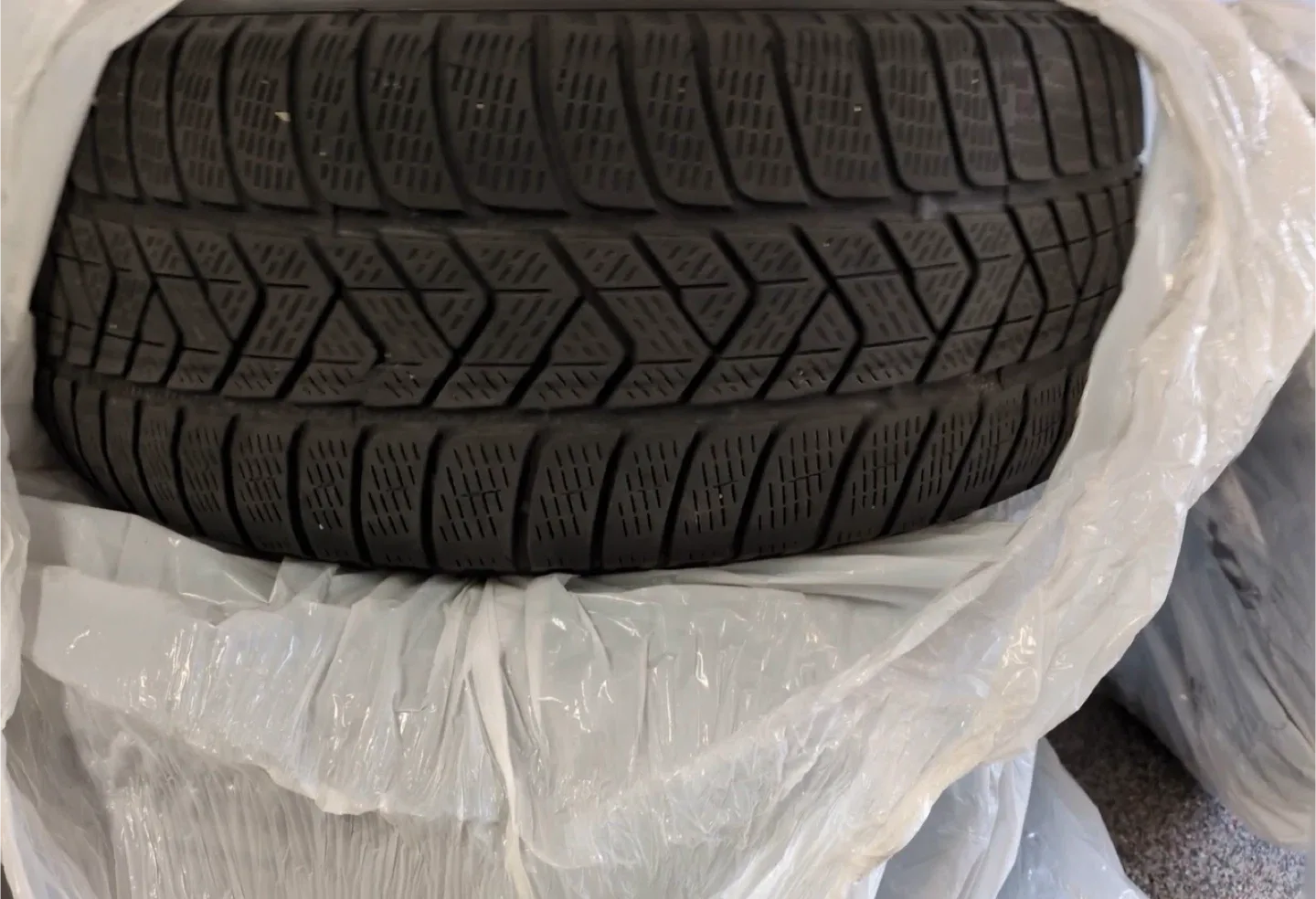 Set of 4 Winter Pirelli Tires on Mercedes Rim - 235/55 R19 image indicator(6)