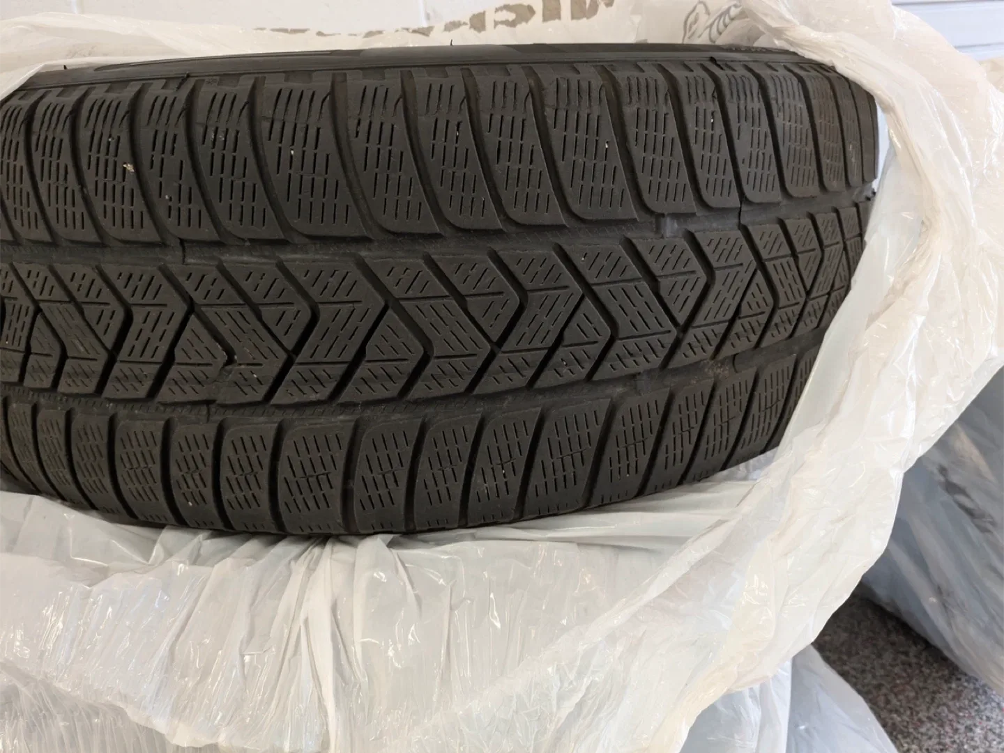 Set of 4 Winter Pirelli Tires on Mercedes Rim - 235/55 R19 image indicator(7)