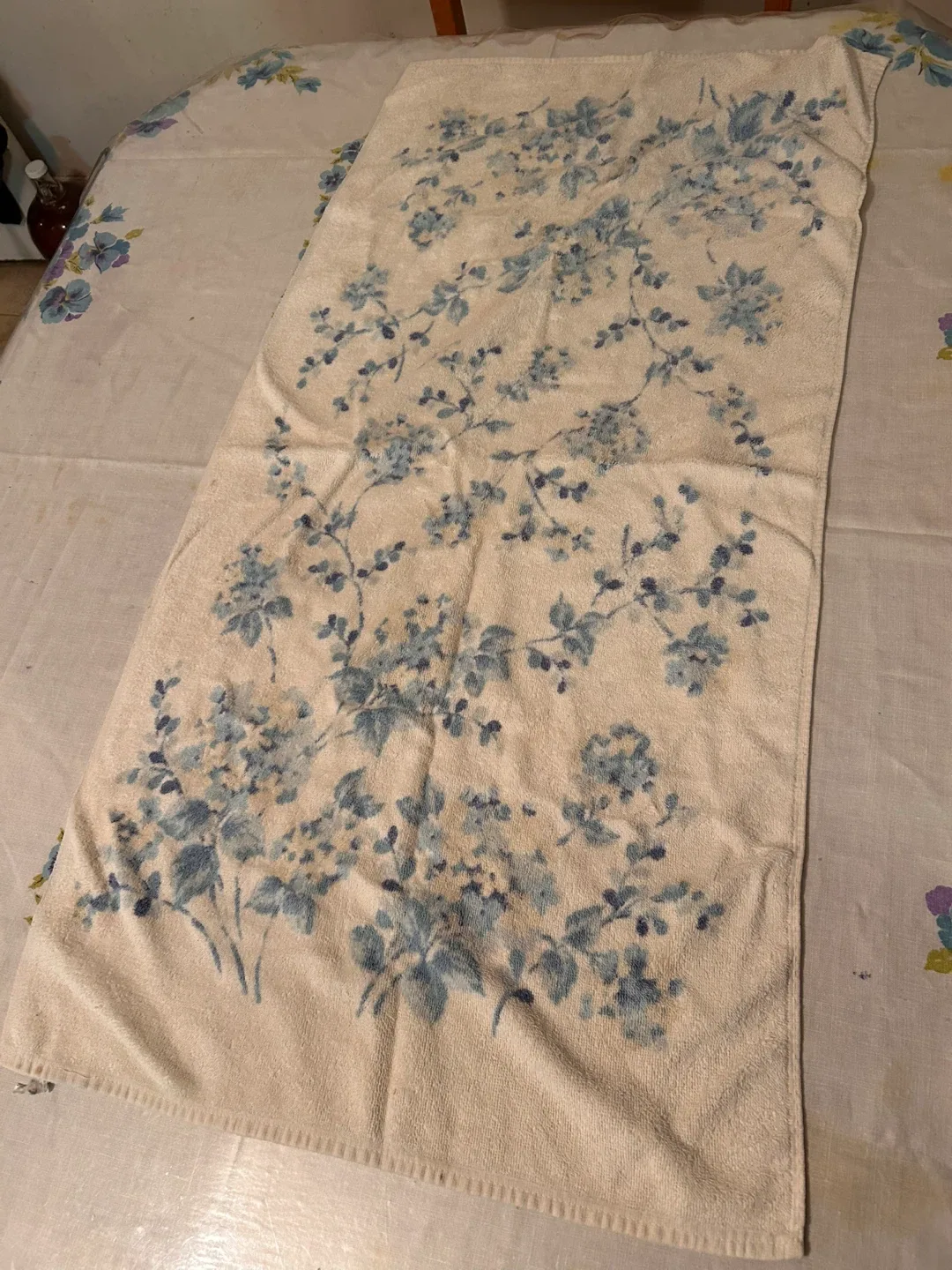 Set of 2- Vintage Cannon Royal Family Floral Patterned Towels image indicator(4)