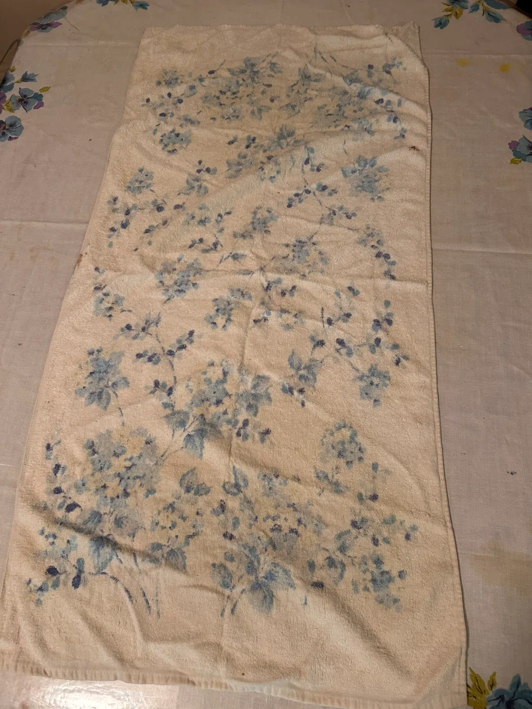 Set of 2- Vintage Cannon Royal Family Floral Patterned Towels image indicator(5)