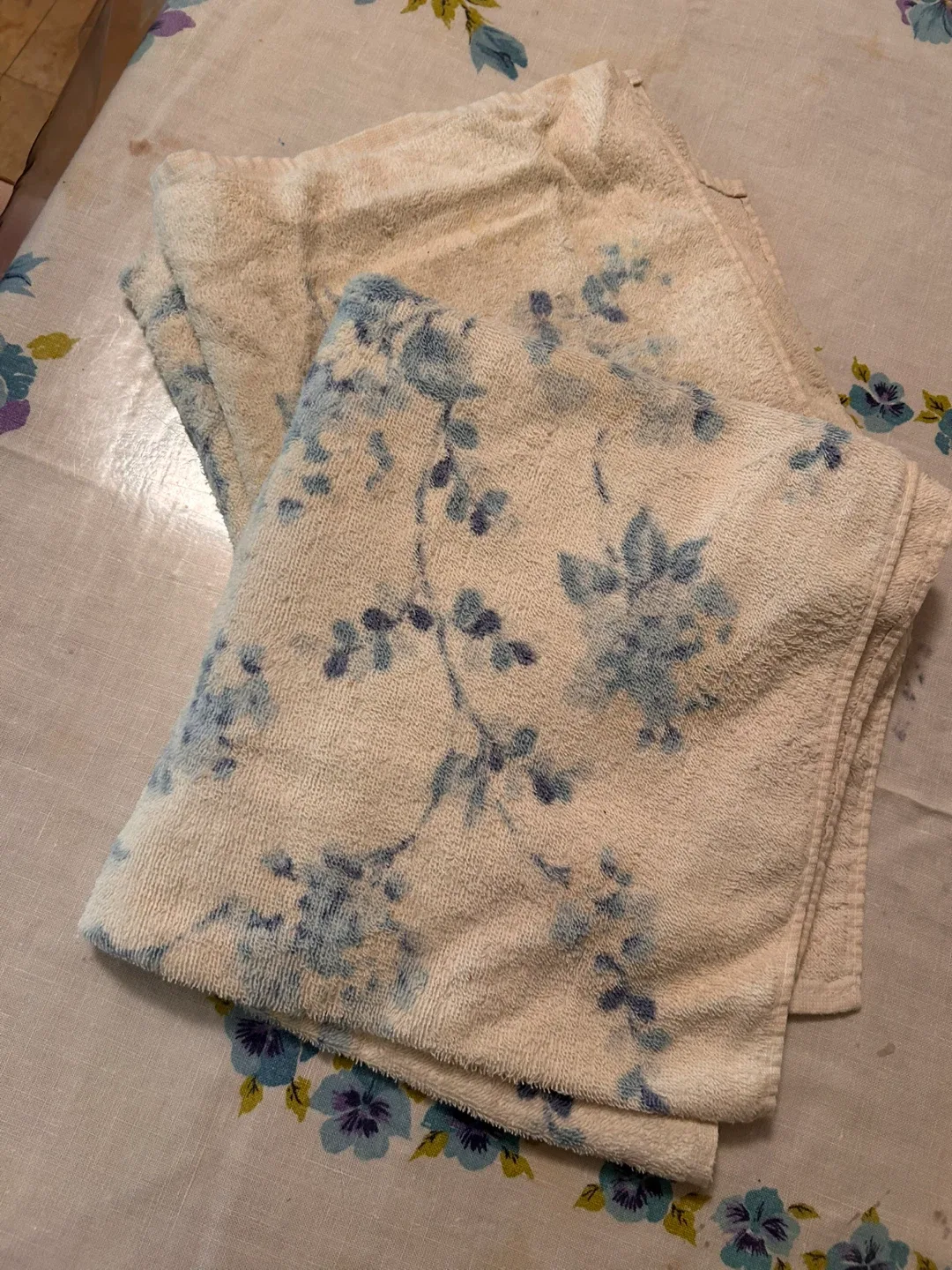 Set of 2- Vintage Cannon Royal Family Floral Patterned Towels image indicator(2)