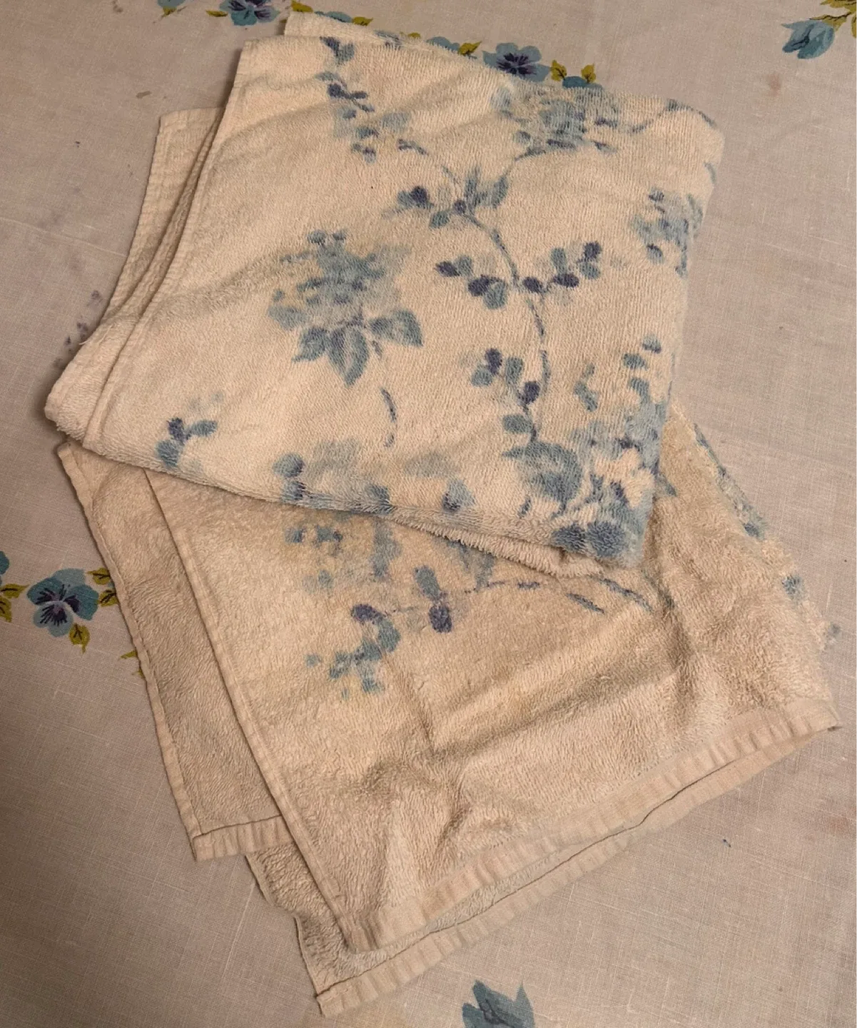 Set of 2- Vintage Cannon Royal Family Floral Patterned Towels thumbnail