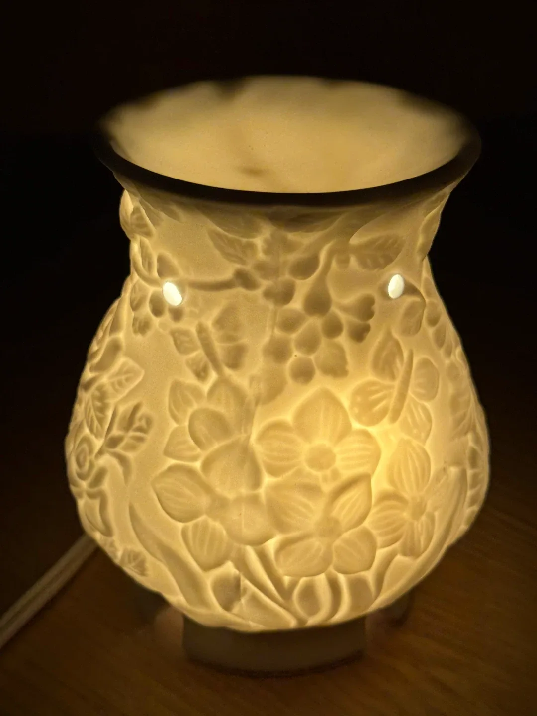 Floral Ceramic Oil Warmer - Rose image indicator(4)