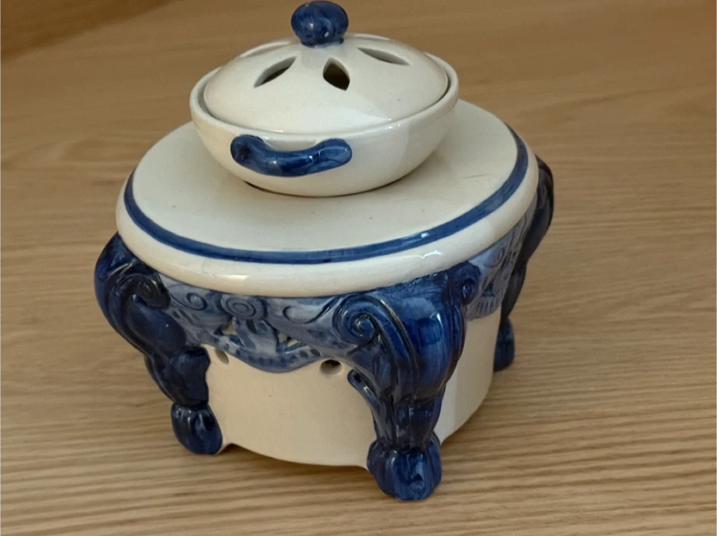 Blue and White Ceramic Oil Warmer image indicator(2)