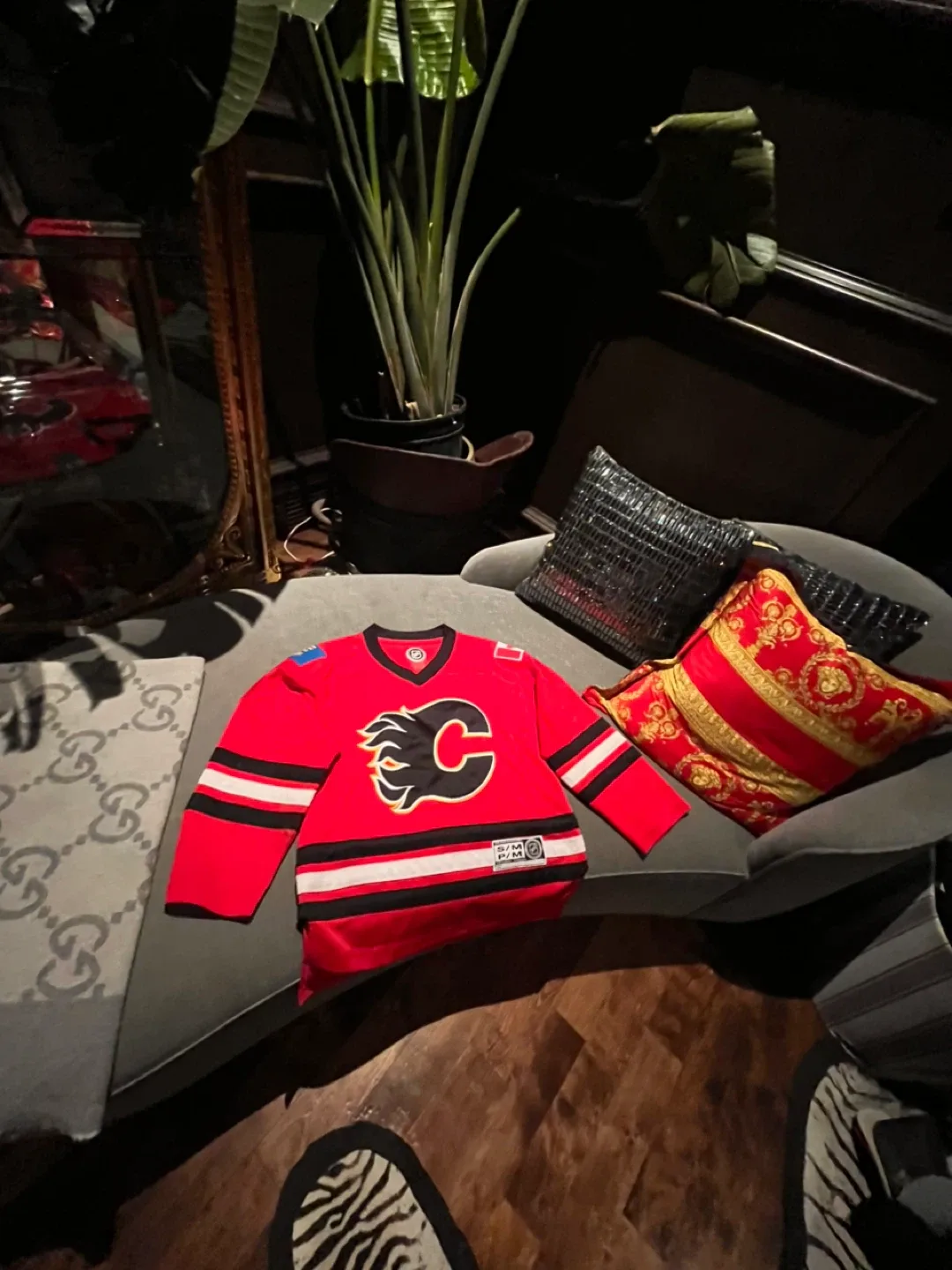 Calgary Flames NHL Jersey - Size S/M thumbnail