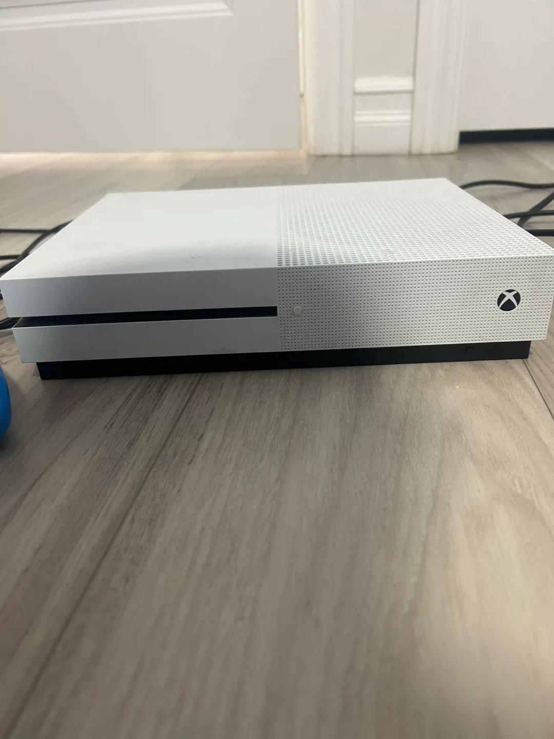 Xbox One S with controllers and games image indicator(4)