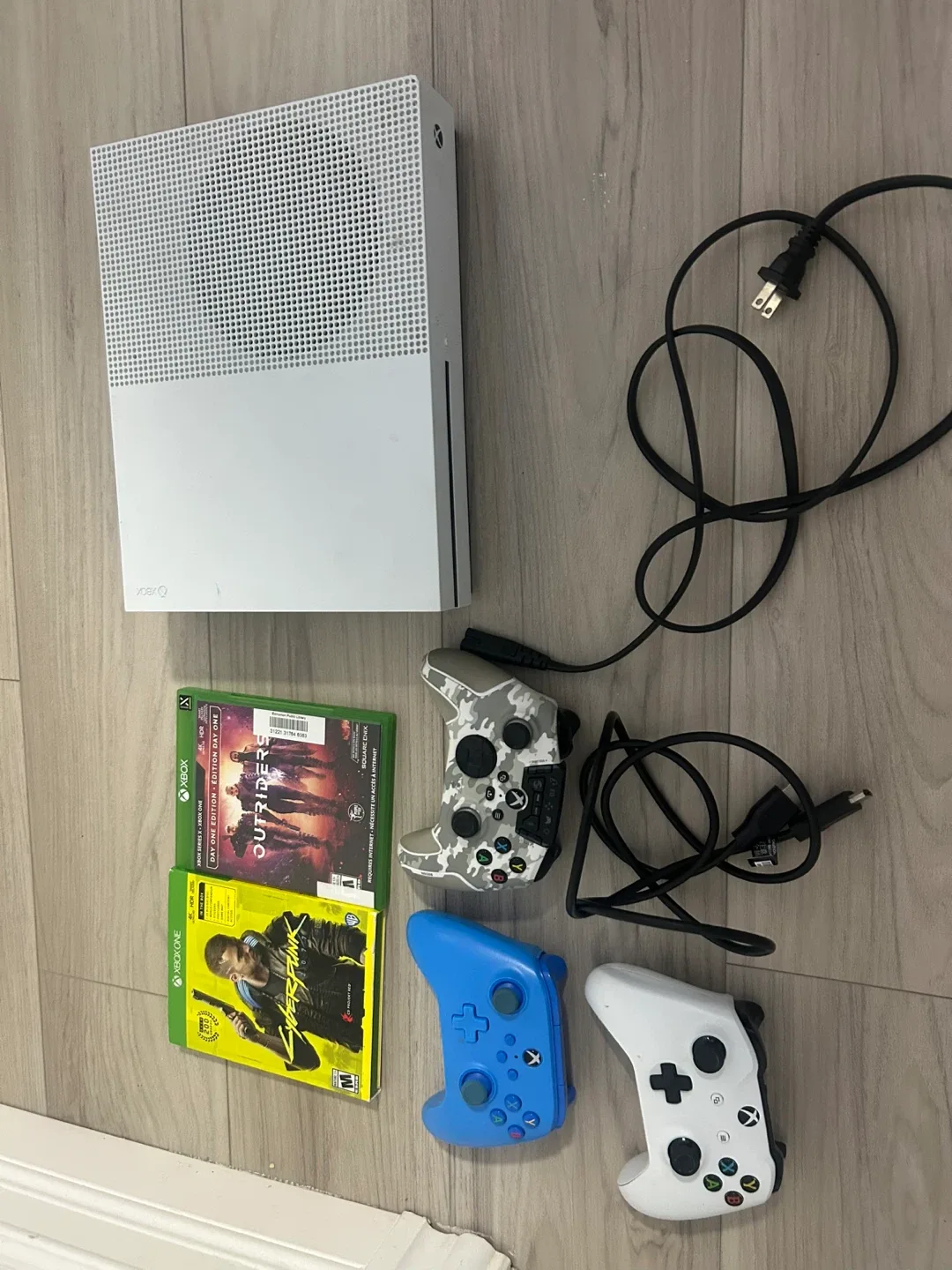 Xbox One S with controllers and games image indicator(2)