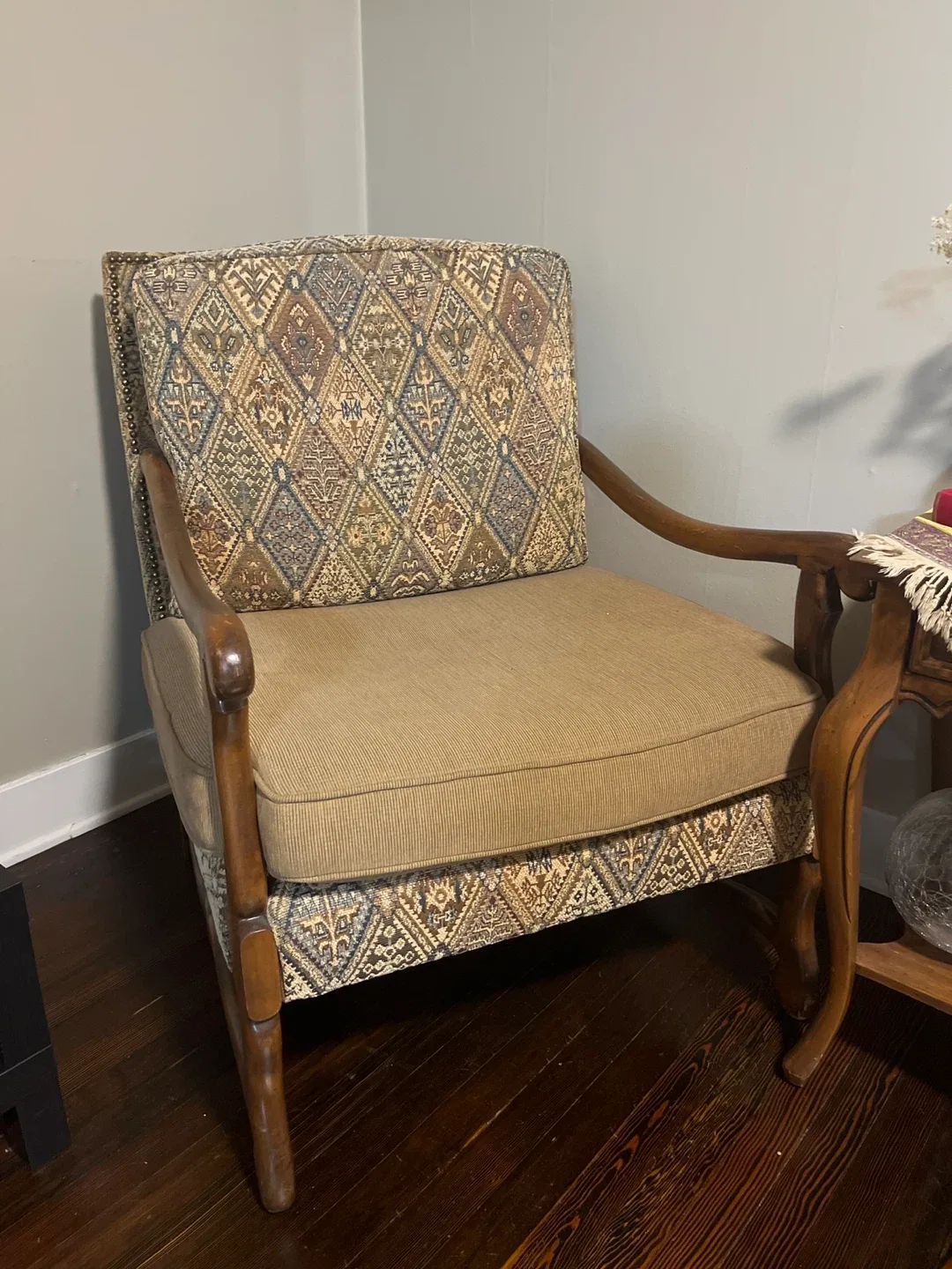 Vintage Armchair - Unique Pattern, Solid Build image indicator(2)