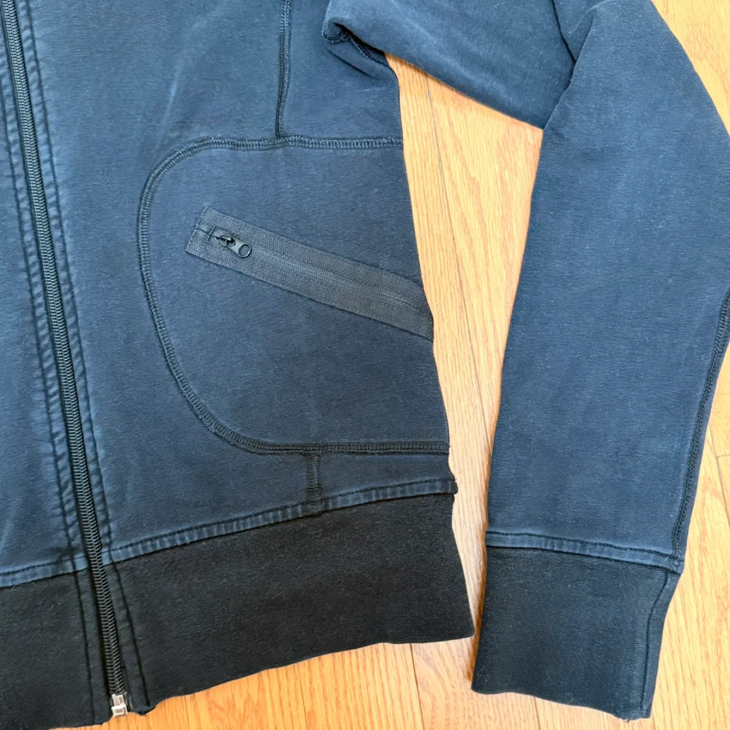 Y2K/“Vintage” Lululemon Black Zip Up Jacket Size 6 image indicator(5)