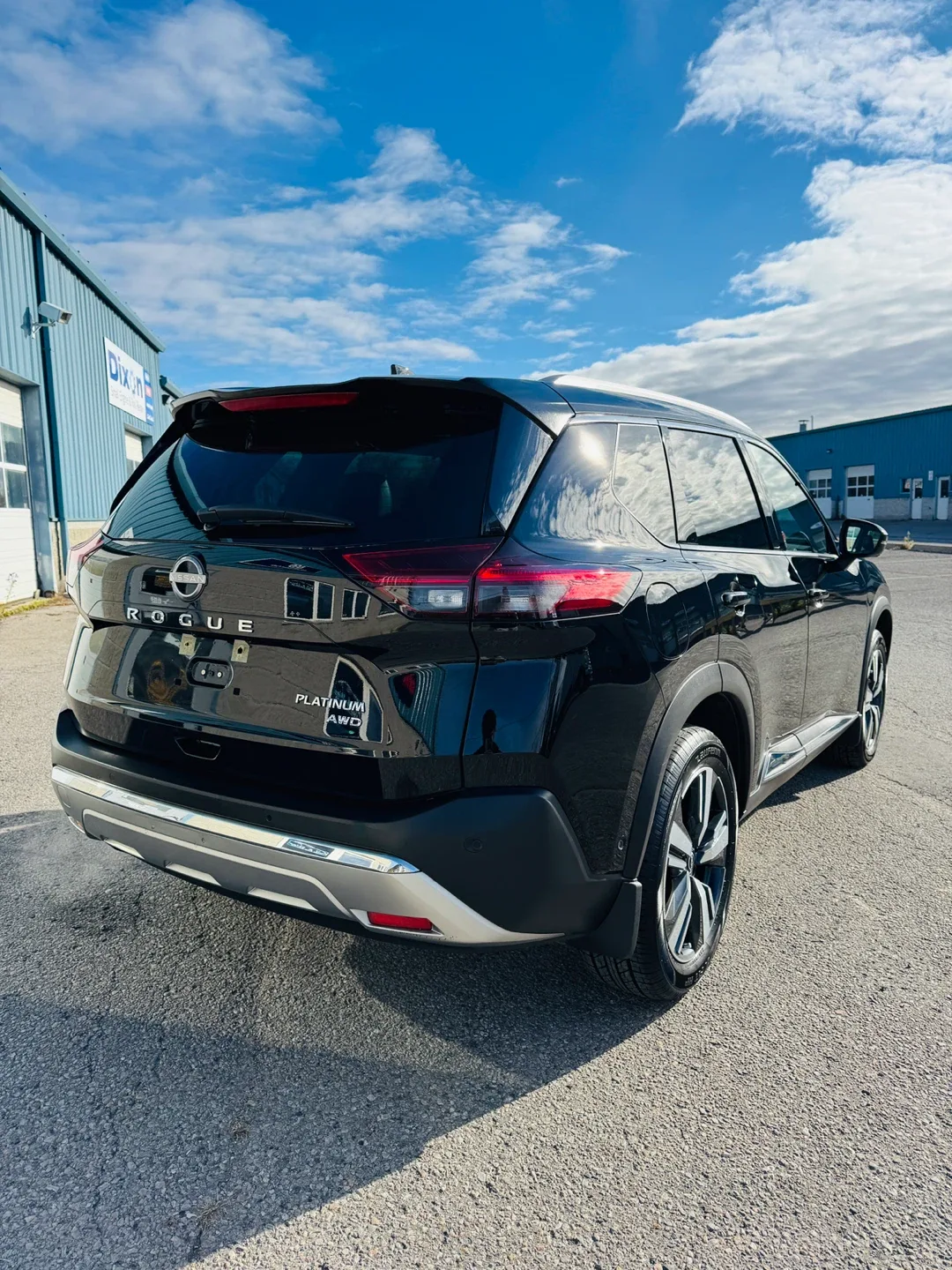 2023 Nissan Rogue Platinum AWD - Black SUV image indicator(3)