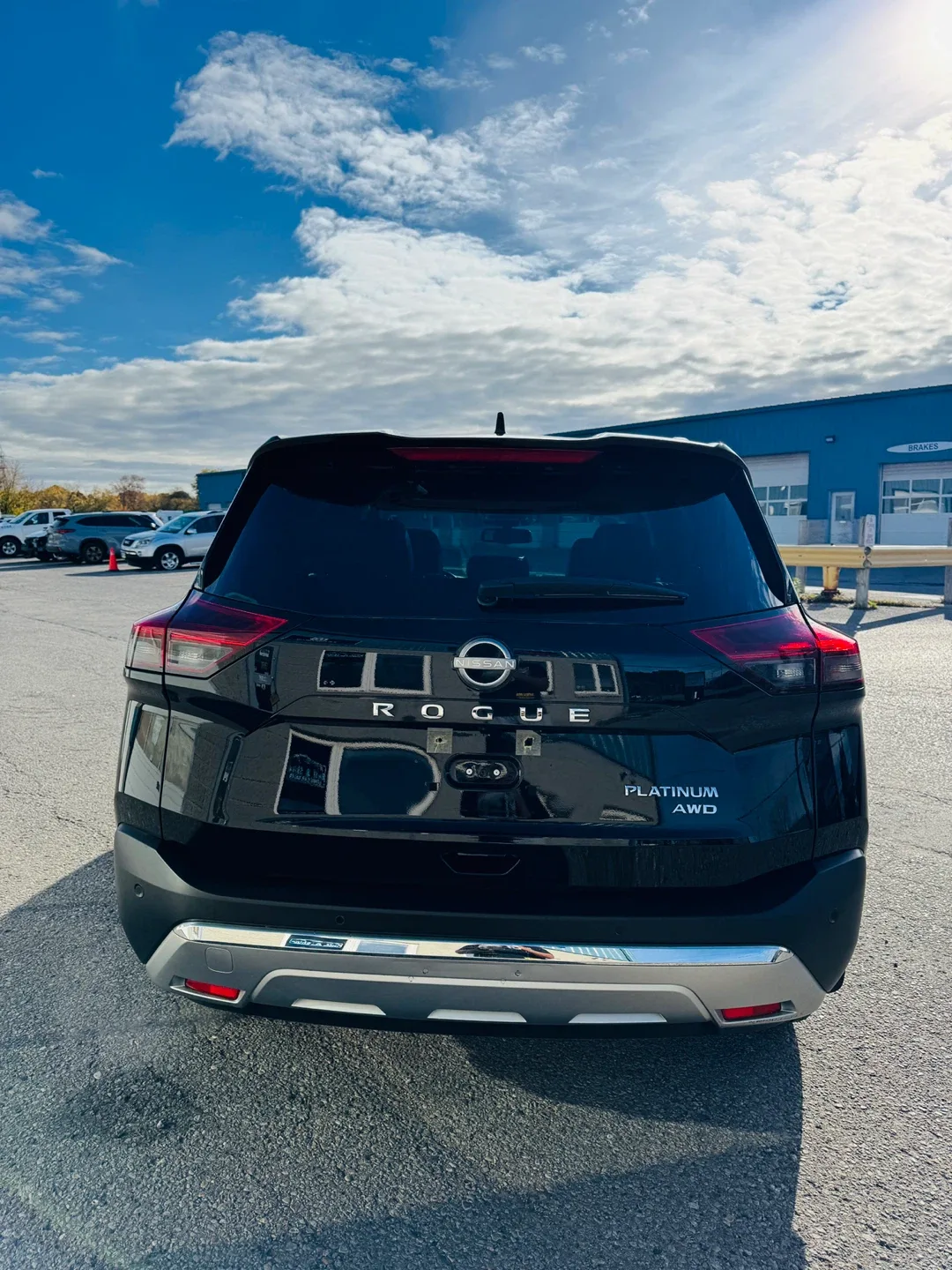 2023 Nissan Rogue Platinum AWD - Black SUV image indicator(6)