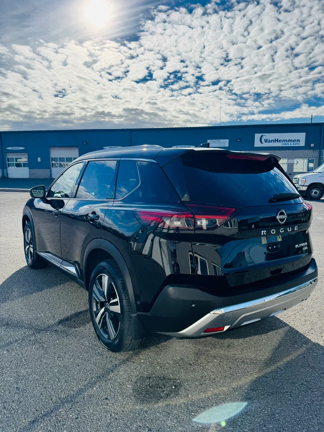 2023 Nissan Rogue Platinum AWD - Black SUV image indicator(4)