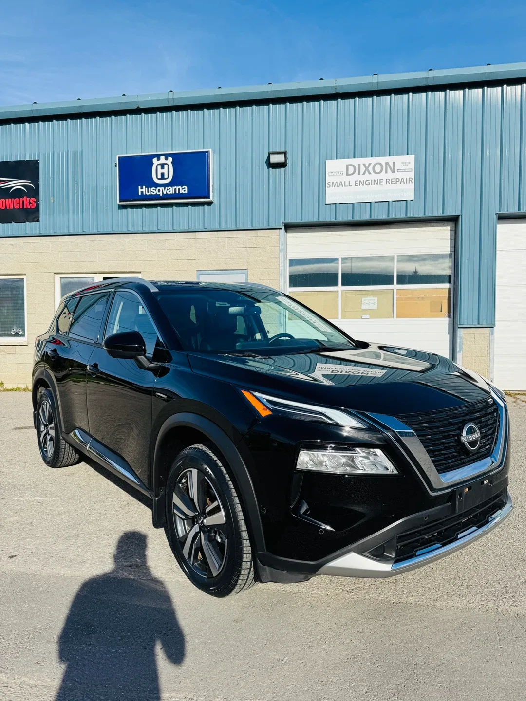 2023 Nissan Rogue Platinum AWD - Black SUV image indicator(2)