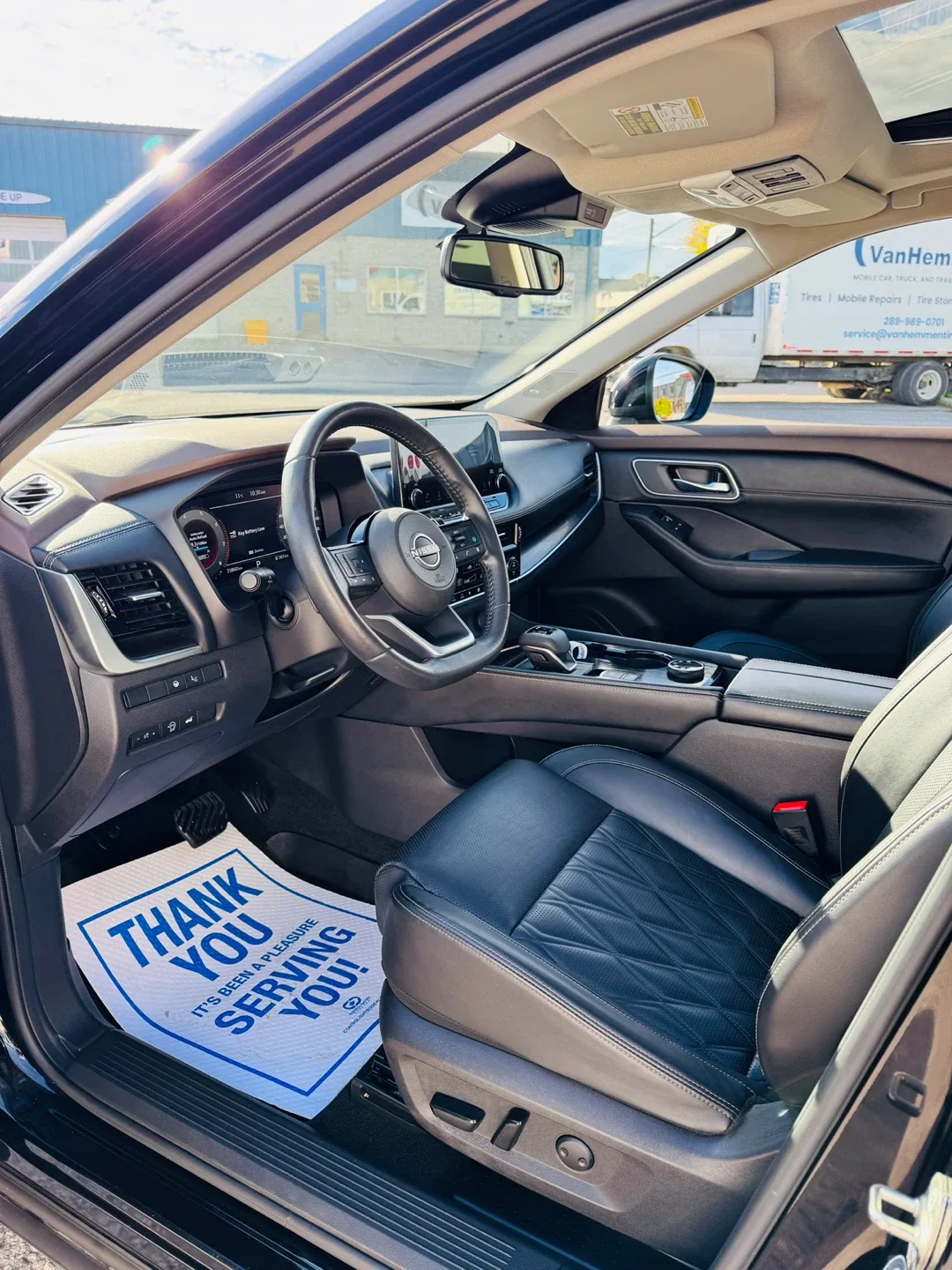 2023 Nissan Rogue Platinum AWD - Black SUV image indicator(7)