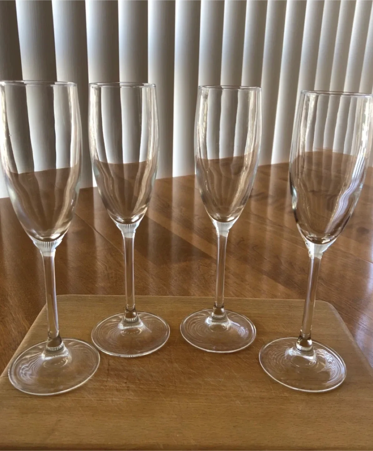 Set of 8 Glasses - 4 Champagne Flutes & 4 Wines thumbnail
