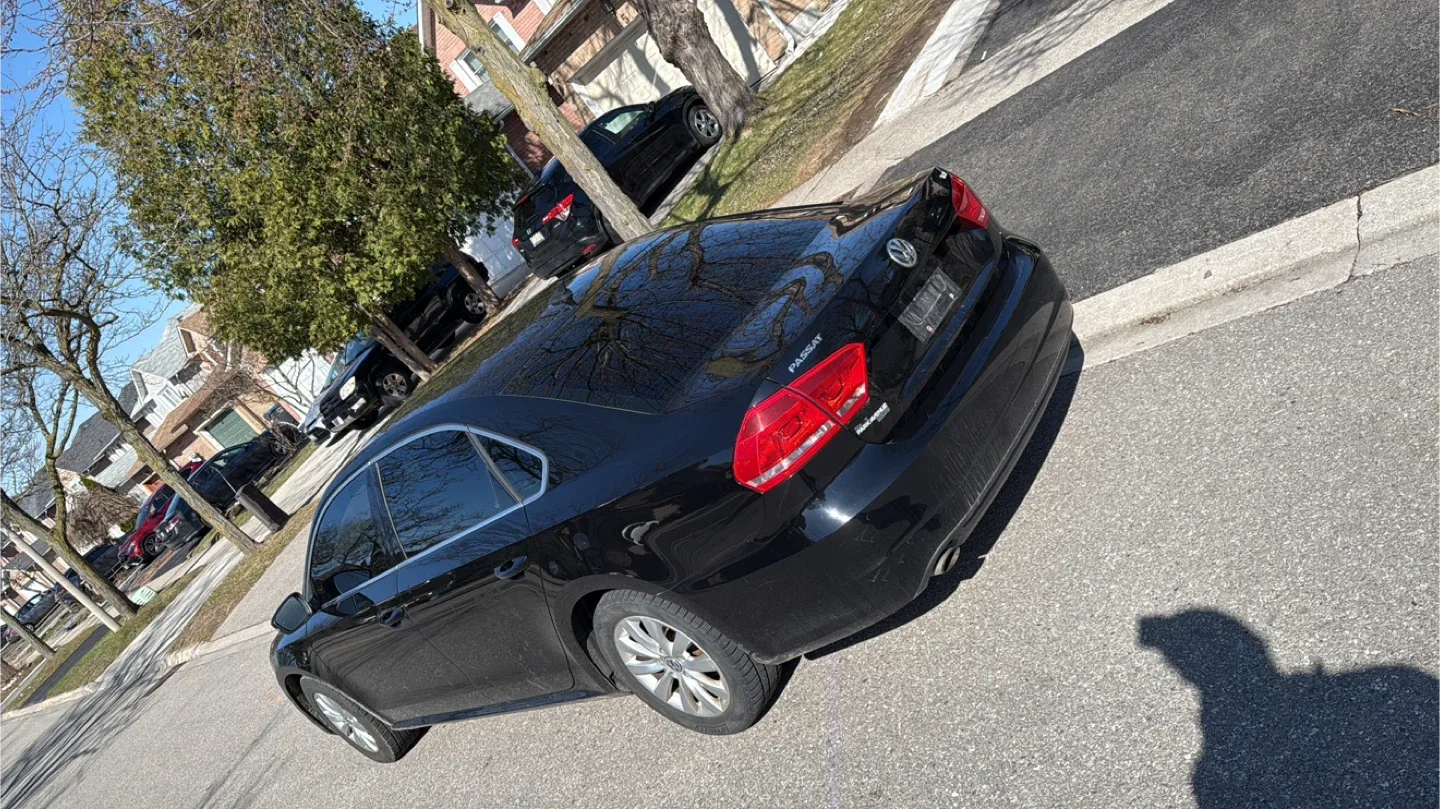 2015 Volkswagen Passat - Black Sedan image indicator(2)