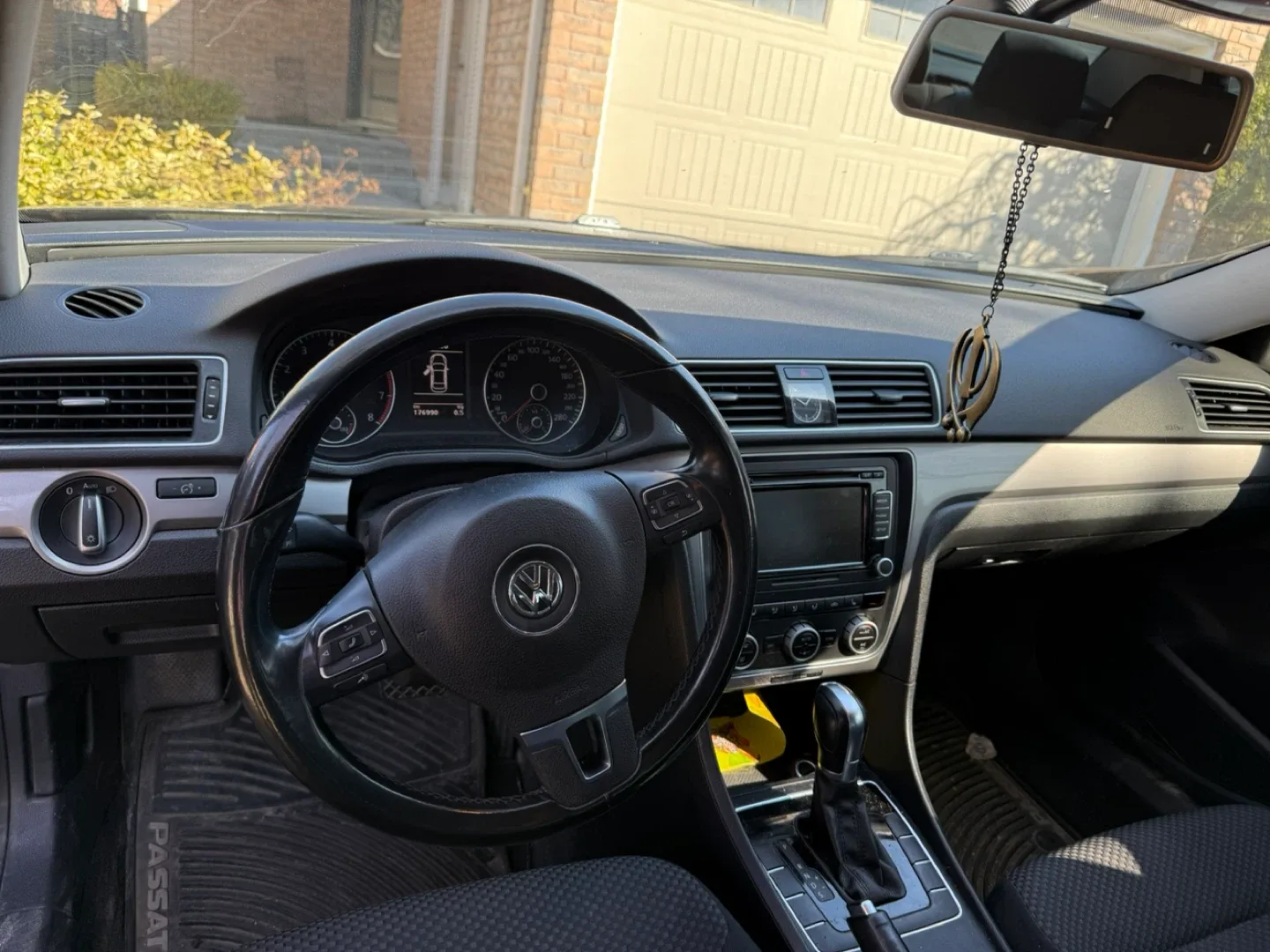 2015 Volkswagen Passat - Black Sedan image indicator(4)