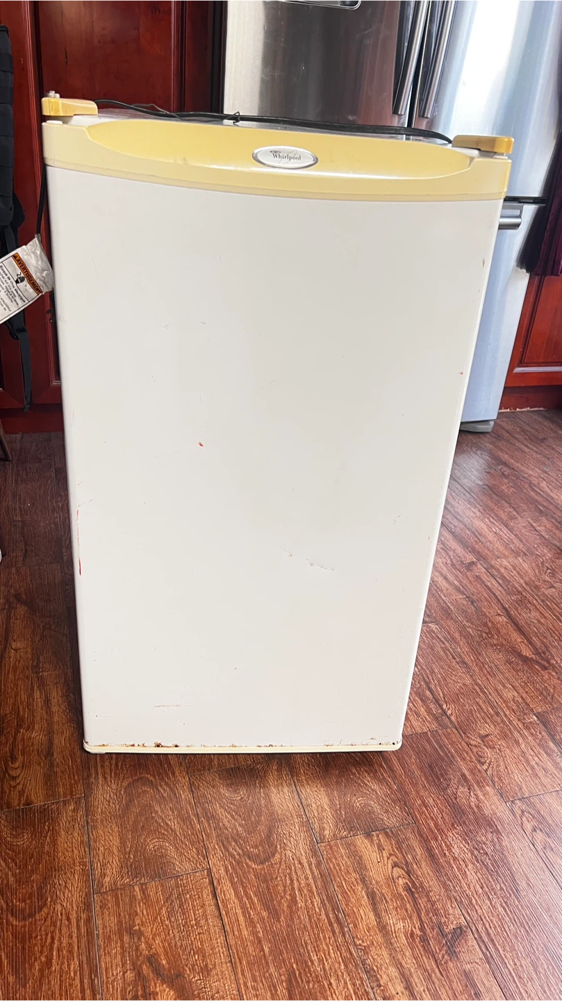 Whirlpool Compact Refrigerator - Great for small spaces!