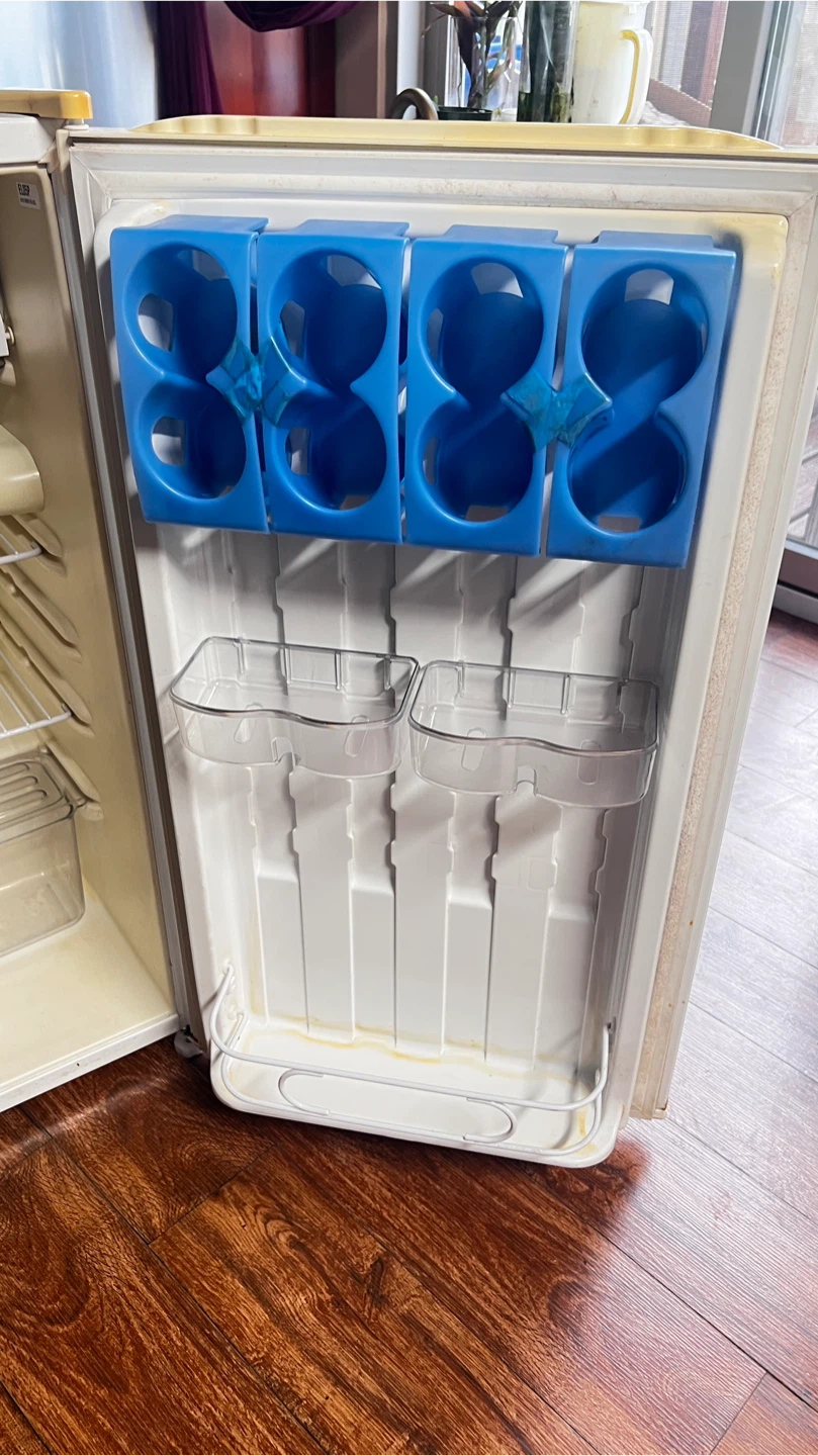 Whirlpool Compact Refrigerator - Great for small spaces! - photo 4