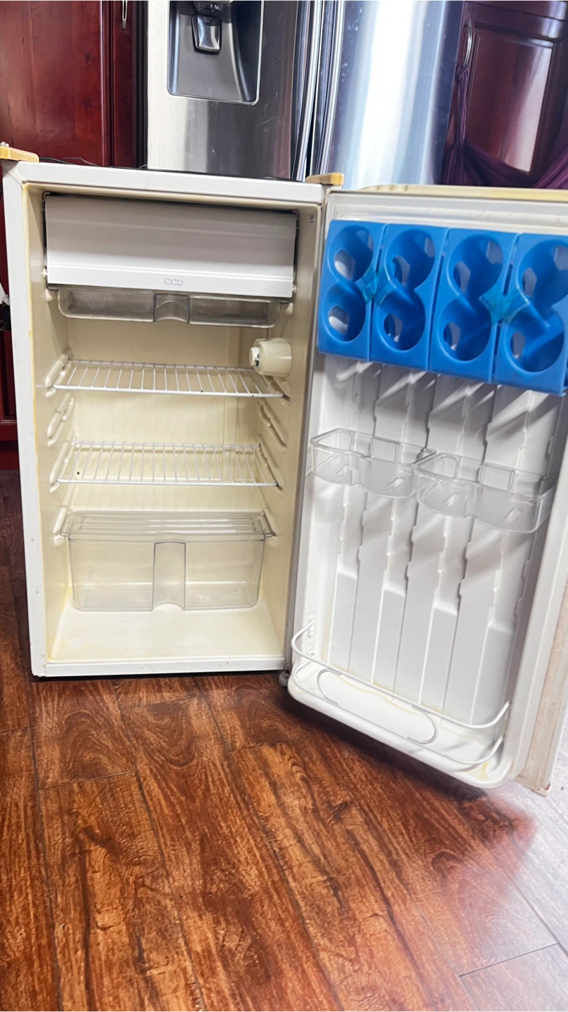 Whirlpool Compact Refrigerator - Great for small spaces! - photo 2