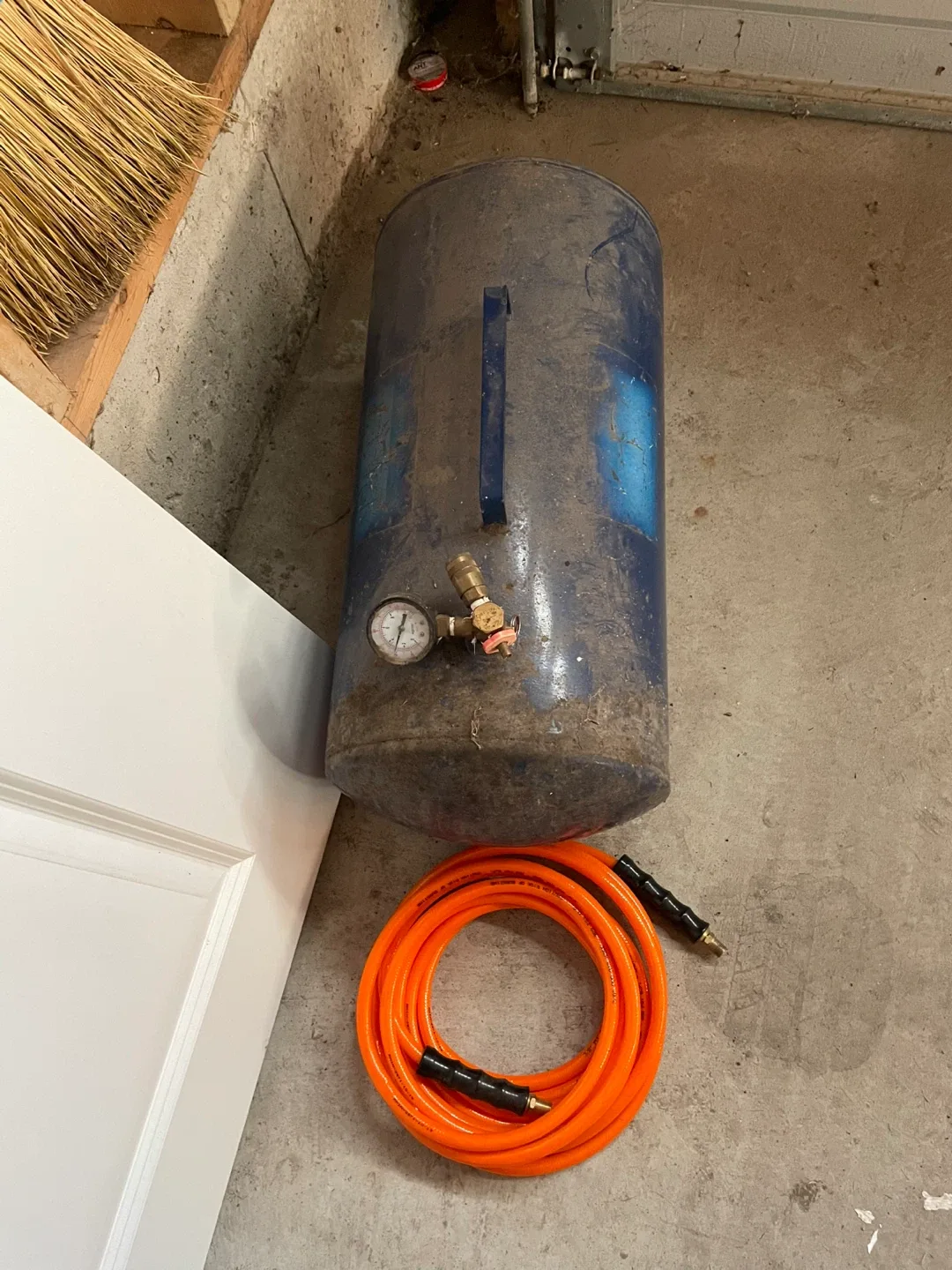 5 Gallon Portable Air Compressor with Hose image indicator(4)