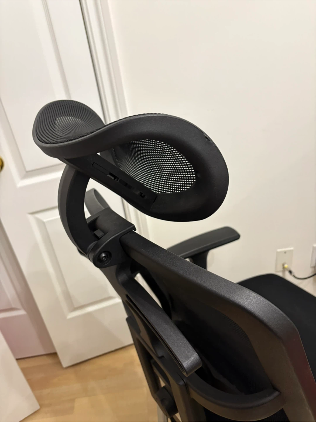 Black Ergonomic Mesh Office Chair - photo 3