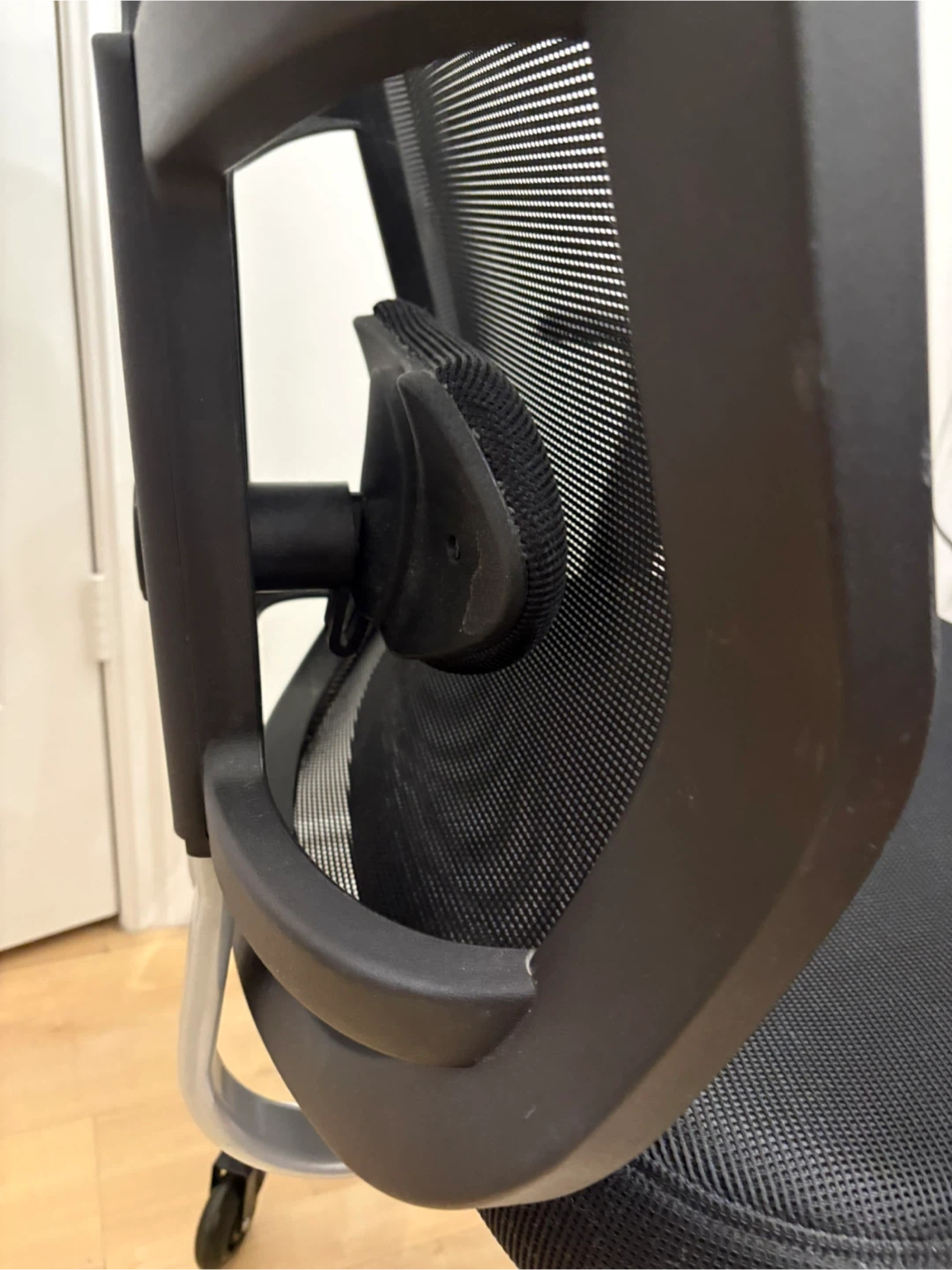 Black Ergonomic Mesh Office Chair - photo 4