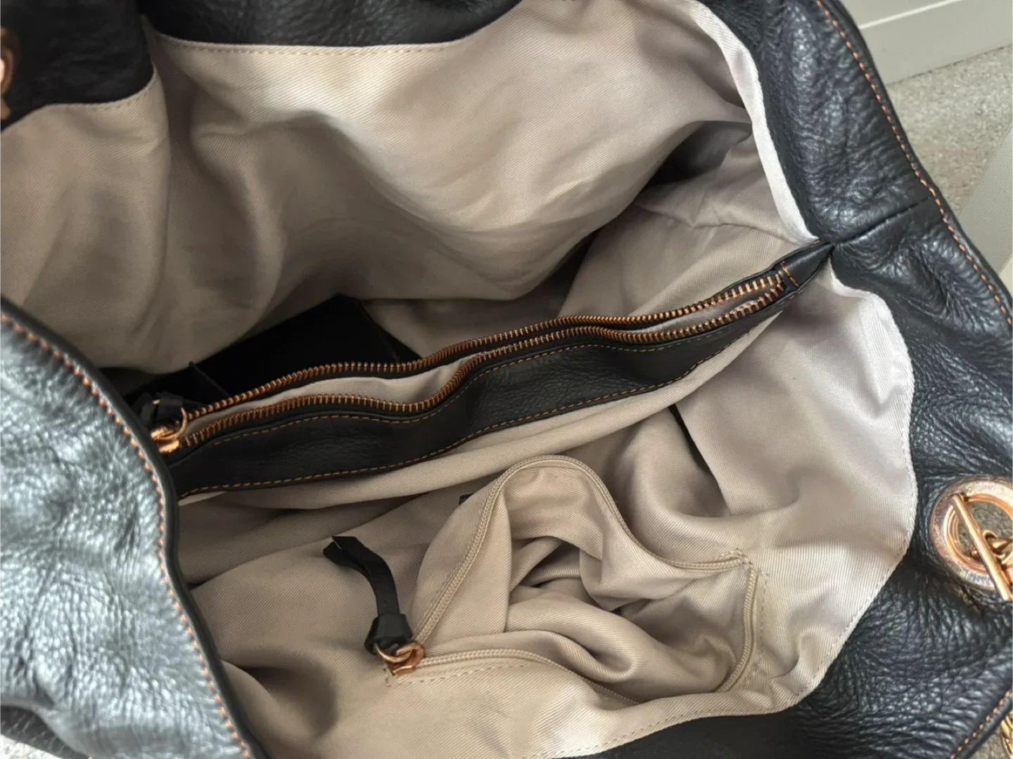 Valentino Black Leather Tote Bag image indicator(2)