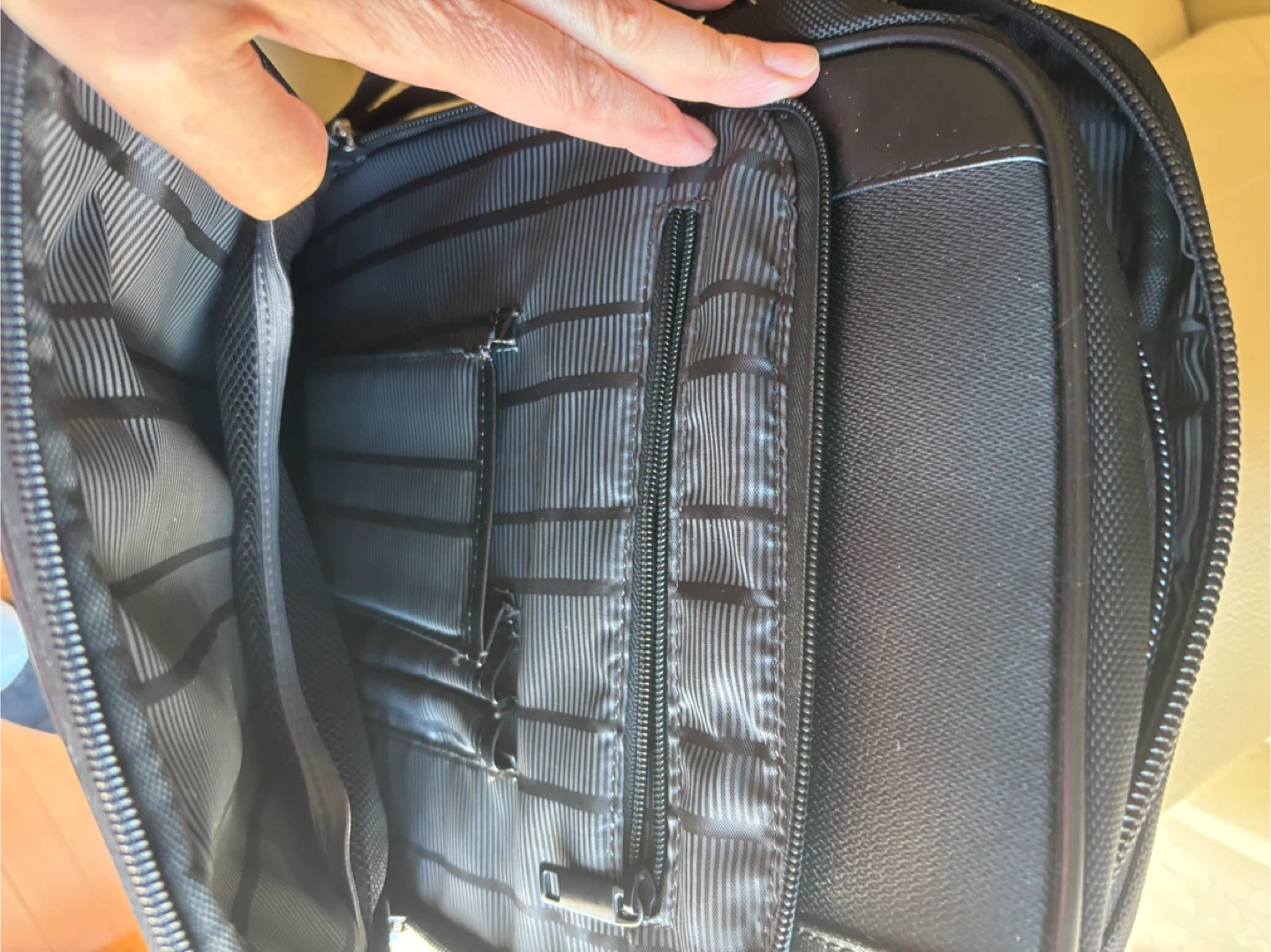 Reaction Kenneth Cole Black Messenger Bag - photo 2