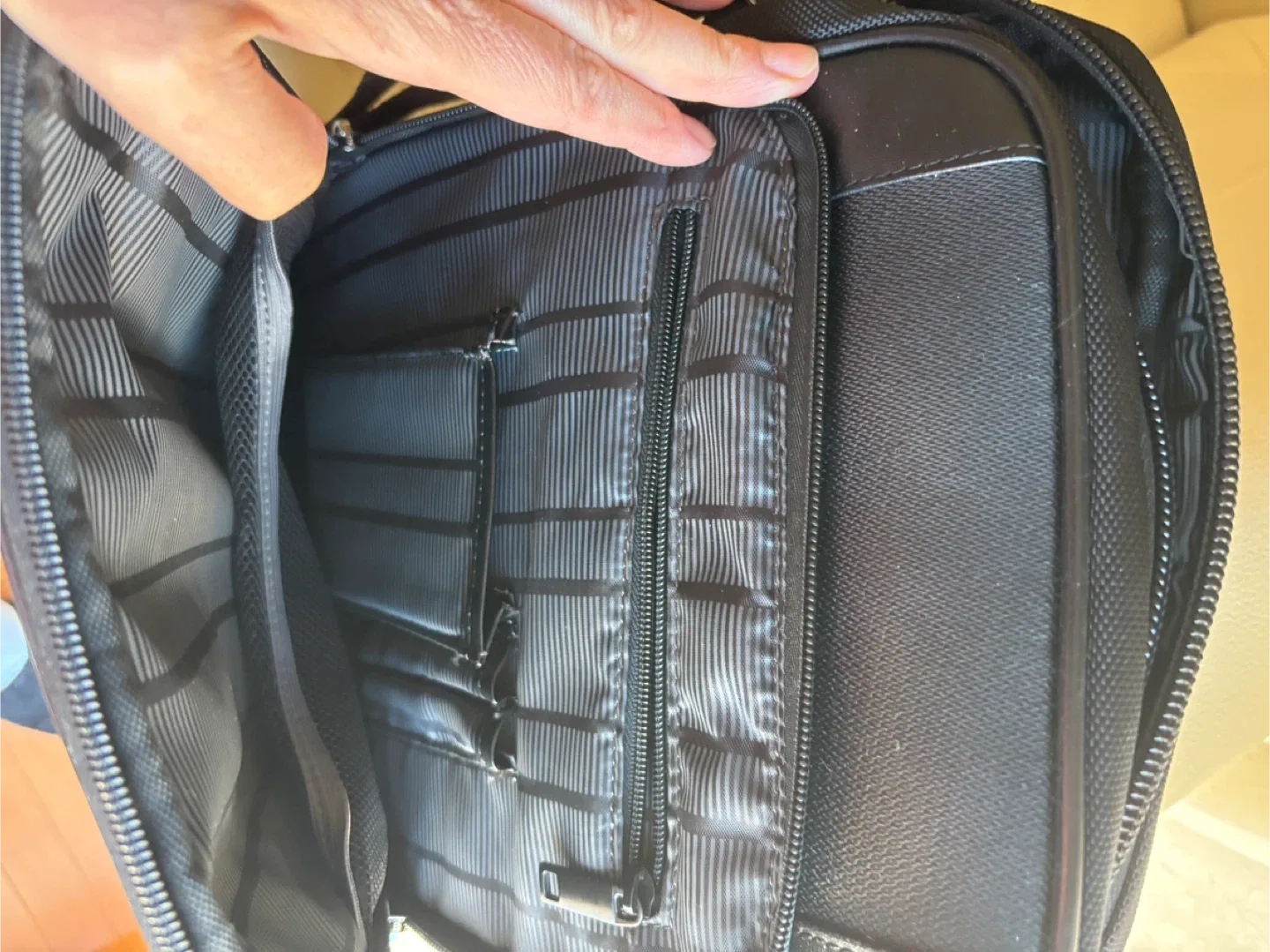 Reaction Kenneth Cole Black Messenger Bag image indicator(2)