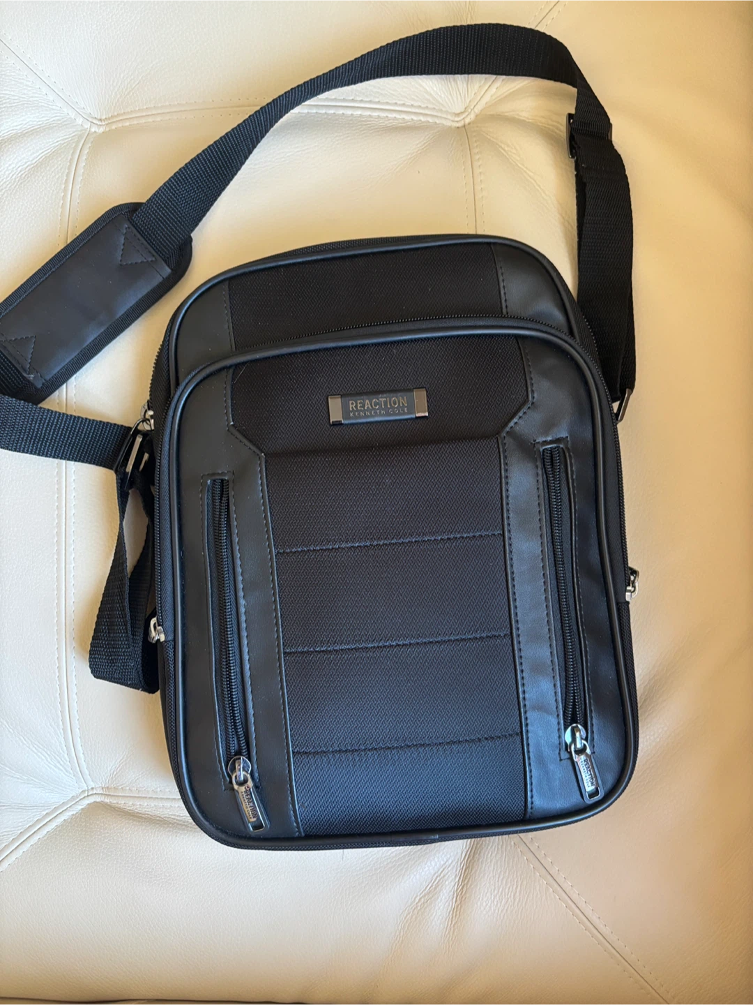 Reaction Kenneth Cole Black Messenger Bag