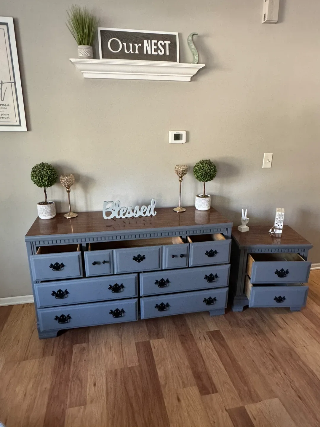 🩶🤎✨Beautiful solid dresser & nightstand✨🤎🩶 image indicator(5)