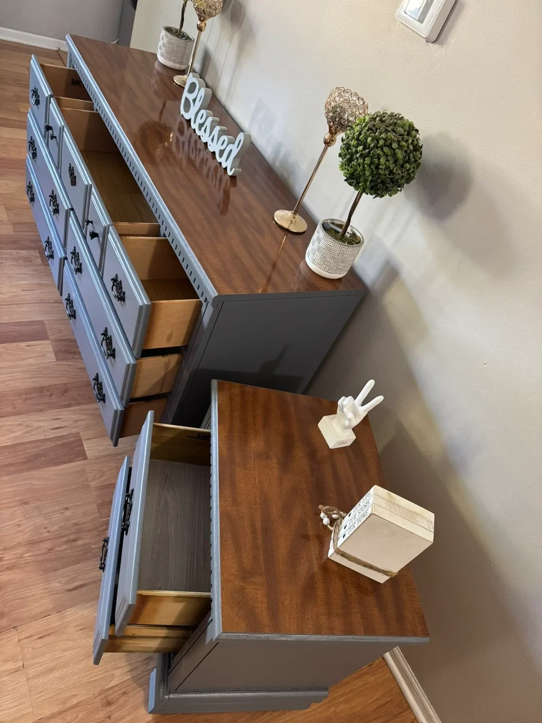 🩶🤎✨Beautiful solid dresser & nightstand✨🤎🩶 image indicator(4)