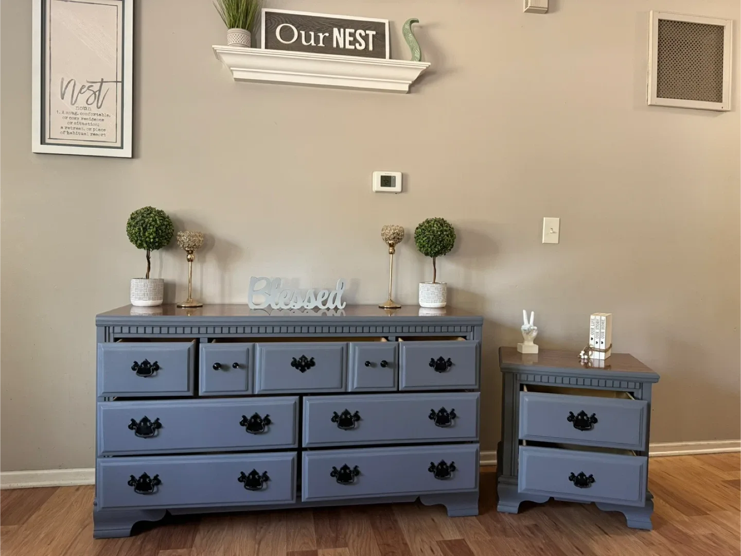 🩶🤎✨Beautiful solid dresser & nightstand✨🤎🩶 image indicator(2)