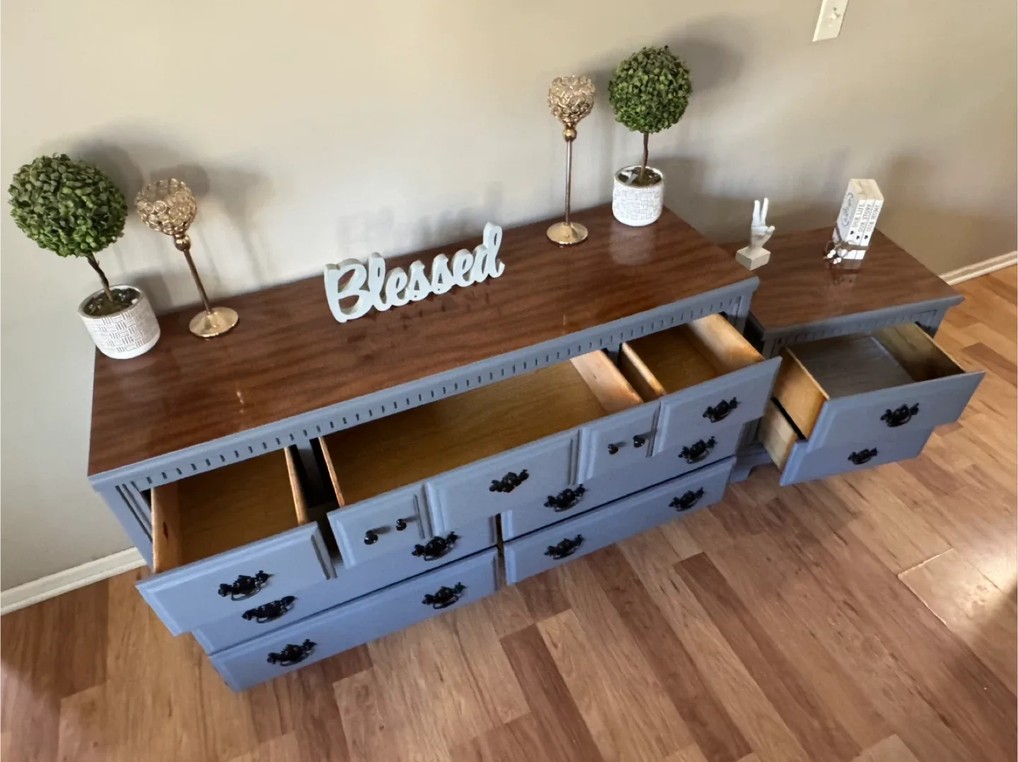 🩶🤎✨Beautiful solid dresser & nightstand✨🤎🩶 image indicator(6)