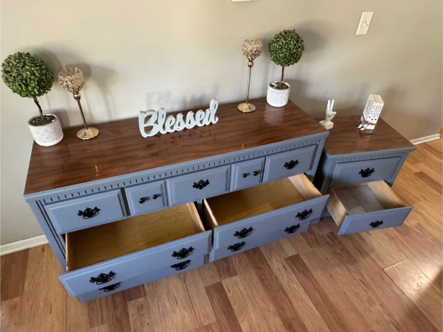 🩶🤎✨Beautiful solid dresser & nightstand✨🤎🩶 image indicator(7)