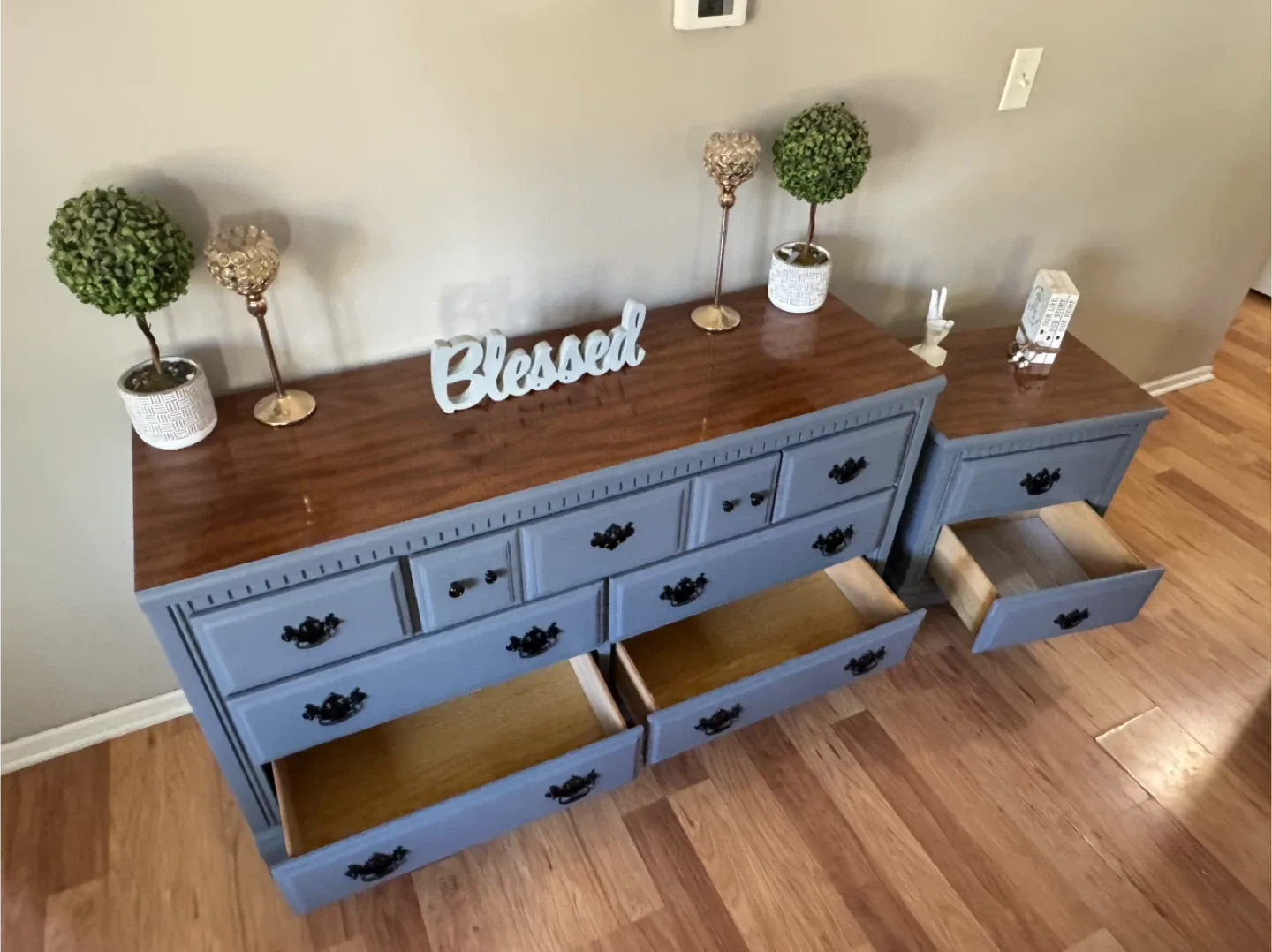🩶🤎✨Beautiful solid dresser & nightstand✨🤎🩶 image indicator(8)