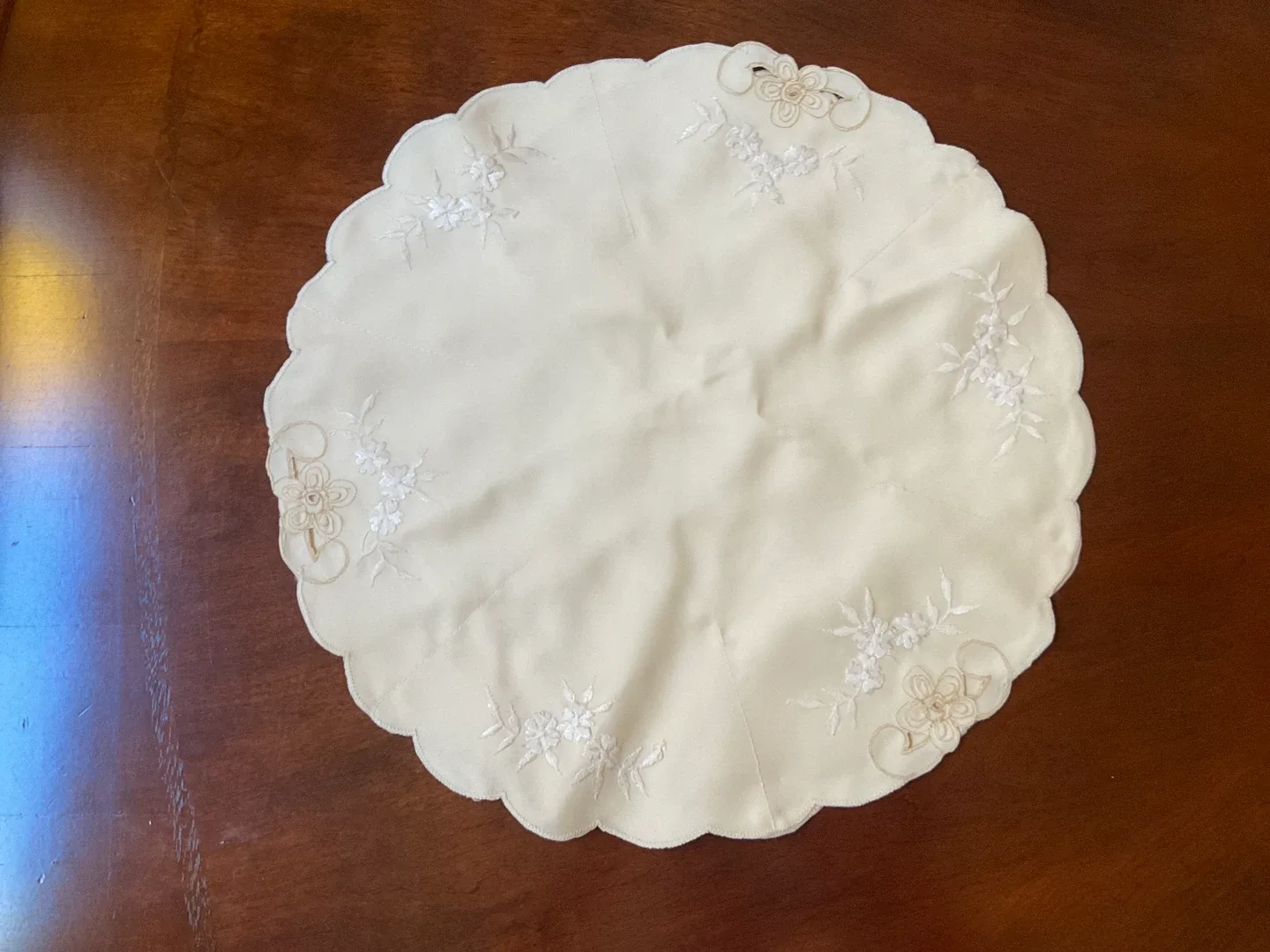 Vintage Embroidered Folding Fabric bun holder image indicator(2)