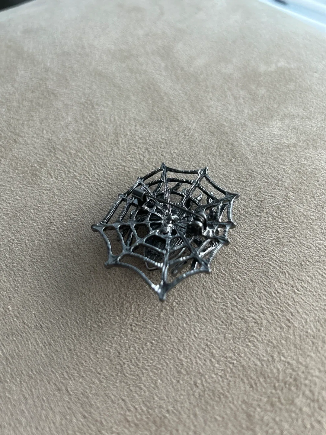 Spider Web Brooch Pin - Halloween Accessory image indicator(2)