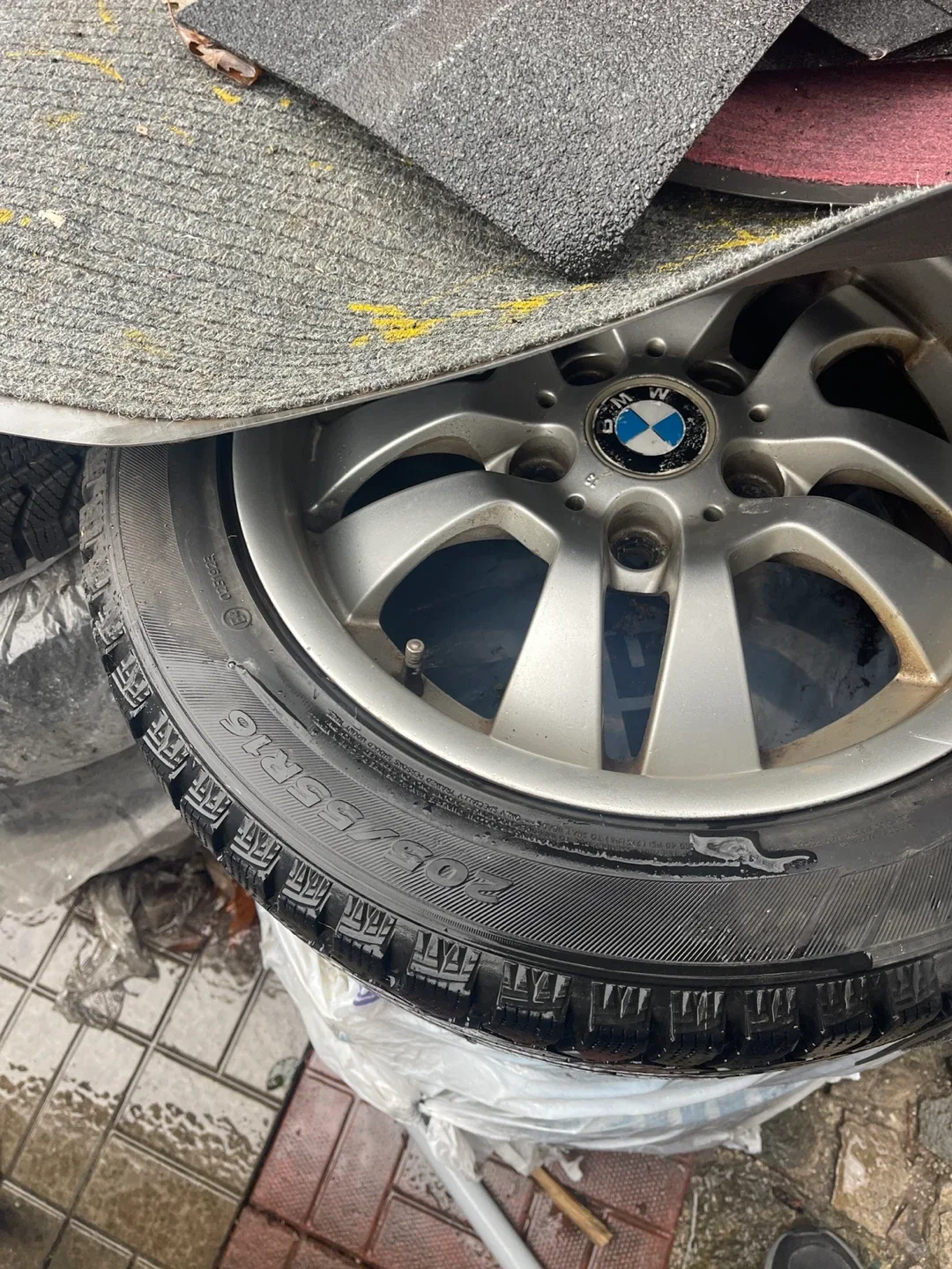 Set of R17 Tires image indicator(2)