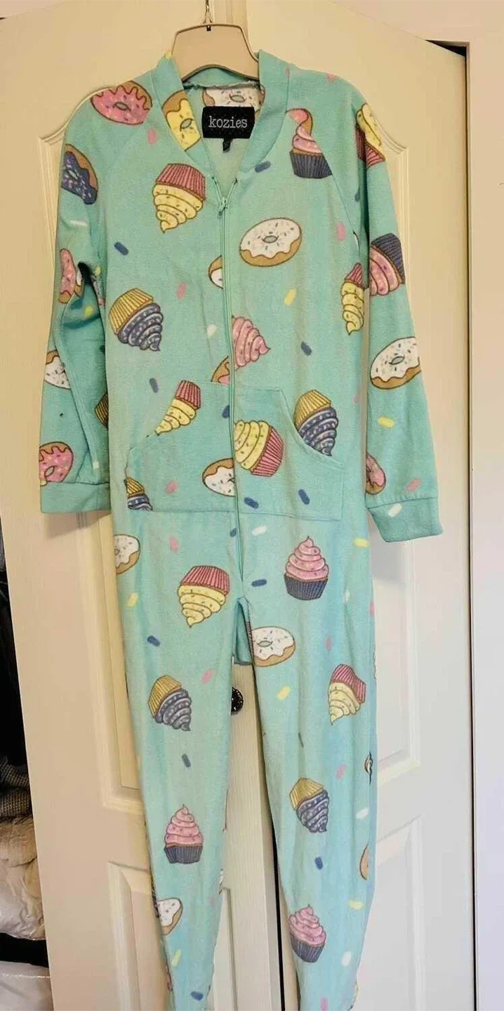 Brand new Cupcakes & Donuts fleece Onesie w non-skid feet image indicator(2)