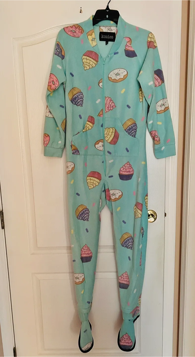 Brand new Cupcakes & Donuts fleece Onesie w non-skid feet image indicator(7)