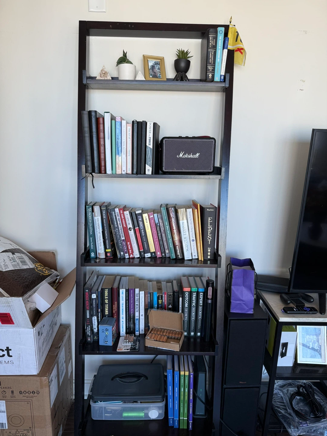 Bookshelf - photo 2