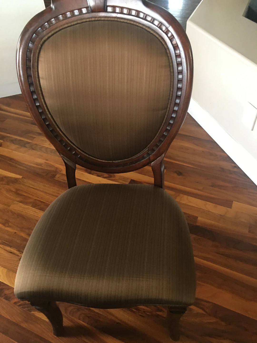 Fairmont Designs Dining Table & Chairs