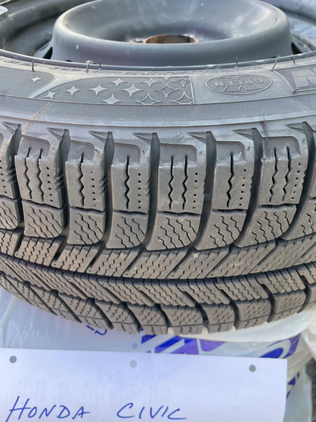 Michelin X-Ice 215/55R16 Winter Tire on Rim - photo 3
