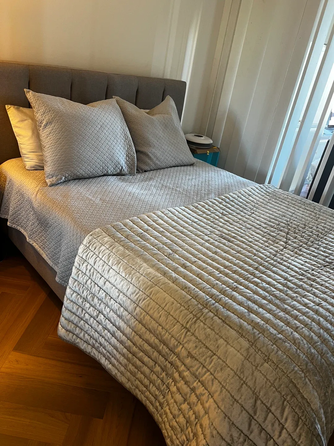 Queen bedding Au Lit Fine Linens Egyptian Cotton bedding. thumbnail