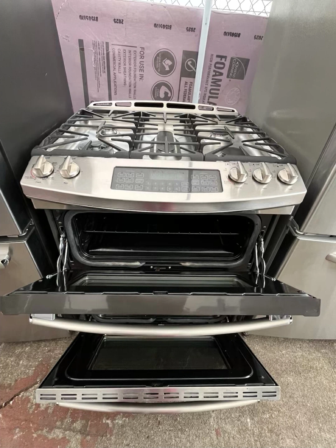 GE Stainless Steel Refrigerator & Gas Range Set - photo 3