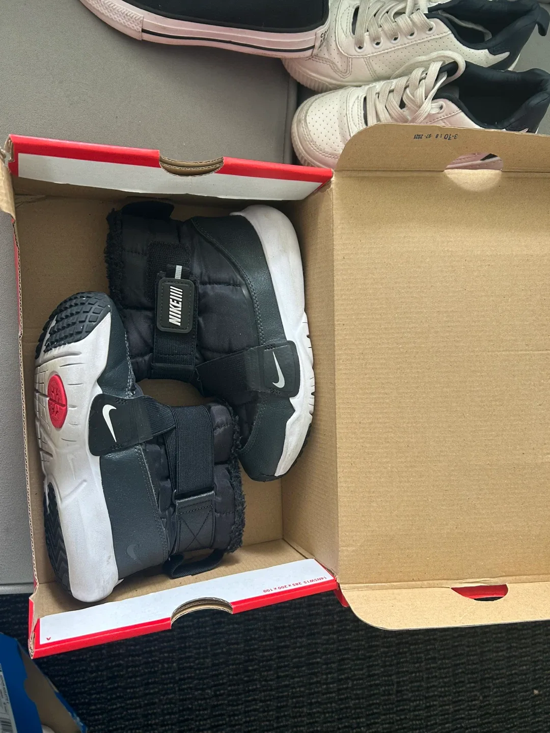 Kids' Adidas & Converse Shoes image indicator(3)