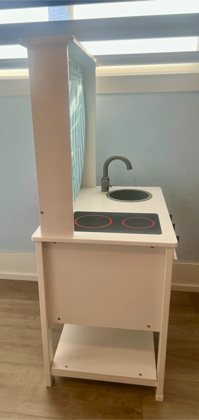 Small Play 2 in 1 play kitchen and puppet theatre image indicator(2)